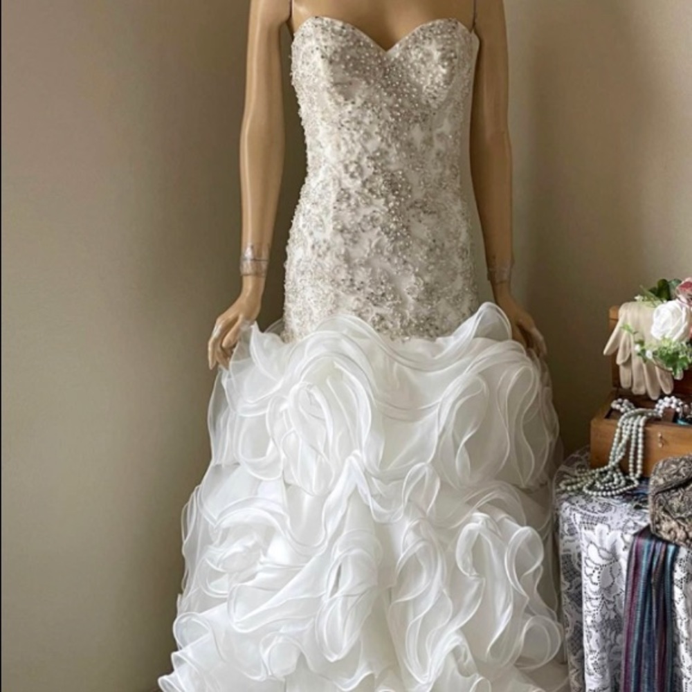 Stunning strapless wedding gown - Picture 4 of 7